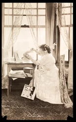 Frances Starr thuis in New York (zilveren gelatin afdruk)